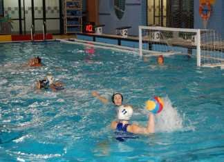 Tropieza de las chicas del waterpolo en su debut en Primera