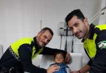 Dos policías salvan la vida a un niño que no podía respirar