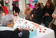 Las encajeras apuestan por los abalorios de bolillos