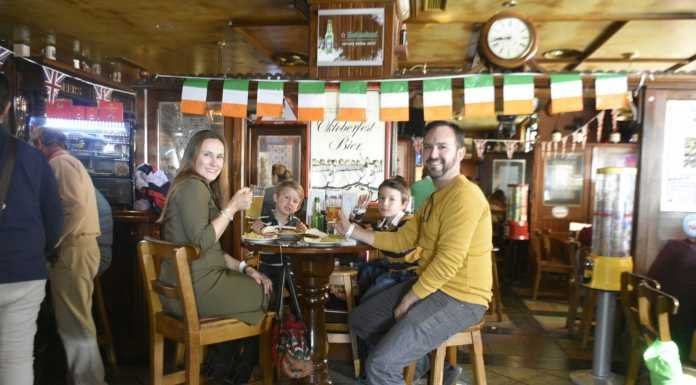 La familia de English Connection disfrutó de un almuerzo irlandés