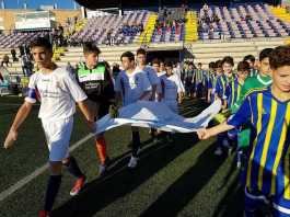 Fútbol a cambio de juguetes en el campo Miguel Román