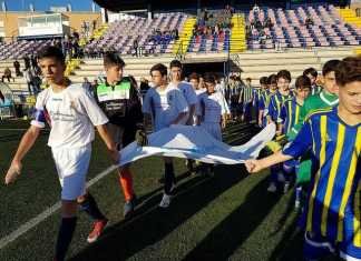 Fútbol a cambio de juguetes en el campo Miguel Román