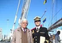 Donado un libro de Lázaro de Flores al buque Juan Sebastián Elcano