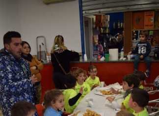 Regalos y churros para la cantera de la UD Dos Hermanas-Juan Velasco