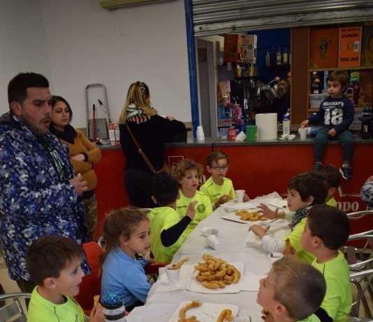 Regalos y churros para la cantera de la UD Dos Hermanas-Juan Velasco