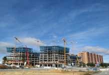 VPO, locales comerciales y residencia universitaria en Entrenúcleos