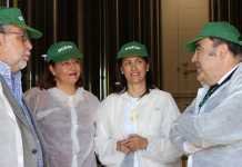 La consejera de Agricultura visita Dcoop