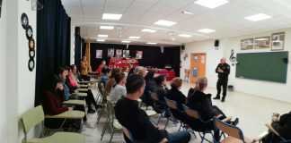 Enseñar a los mayores para prevenir a los niños con las redes sociales