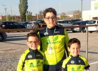 Ciclistas nazarenos en la apertura del Circuito Granada de Escuelas