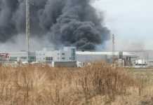 Aparatoso incendio en una nave de palets del Polígono La Isla aparatoso incendio