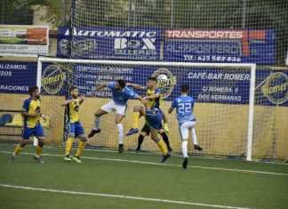 Agua y goles en el encuentro de la Rociera y el Ventippo agua y goles