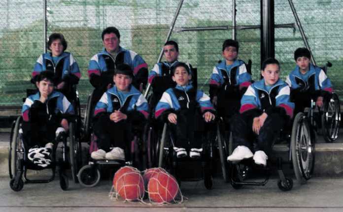 escuela deportiva de baloncesto en silla de ruedas