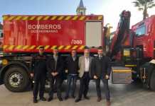 Nuevo camión de bomberos con multiplataforma y grúa nuevo camión de bomberos
