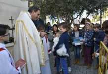 Las mascotas se acercan a la iglesia por la festividad de San Antón las mascotas