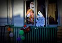 Payasa Ali anima cada día el aislamiento a sus vecinos de La Moneda payasa ali