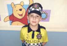 El niño que espera la visita de la Policía Local durante el confinamiento niño que espera la visita de la policía local