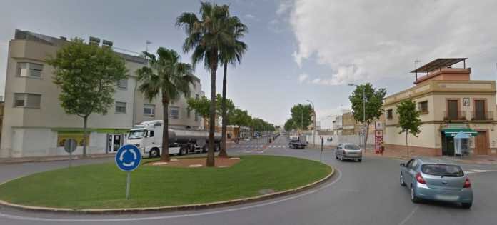 glorieta-de-la-calle-real-utrera tres mujeres y un hombre