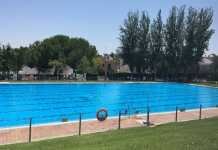 Ambiente familiar en la primera quincena de la piscina de verano ambiente familiar