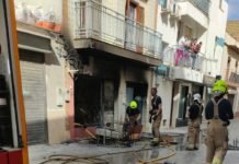 Dos personas atendidas en un incendio en la calle Santa Cruz dos personas