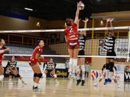 Golpe sobre la mesa de Cajasol Voley Dos Hermanas golpe sobre la mesa