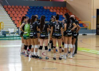 Derrota ante las líderes por 3-0 para el Cajasol Voley derrota ante las líderes