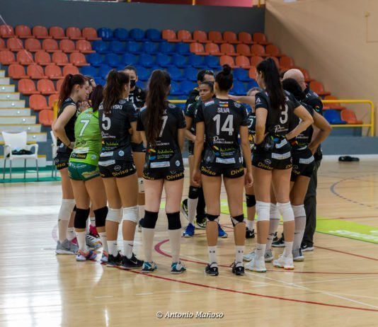 Derrota ante las líderes por 3-0 para el Cajasol Voley derrota ante las líderes