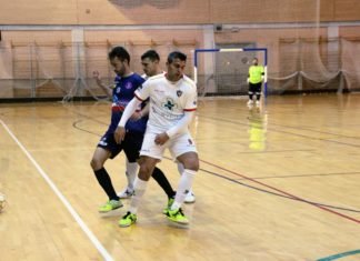 Primer encuentro de la lucha por el playoff con derrota primer encuentro