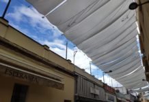La instalación de toldos en el centro ya está en marcha instalación