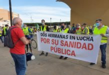 Unas 200 personas marcharon a pie hasta el Hospital de Valme unas 200