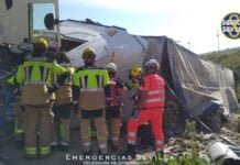 Un camión vuelca en la A-4 en el ramal de acceso a la SE-40 camión