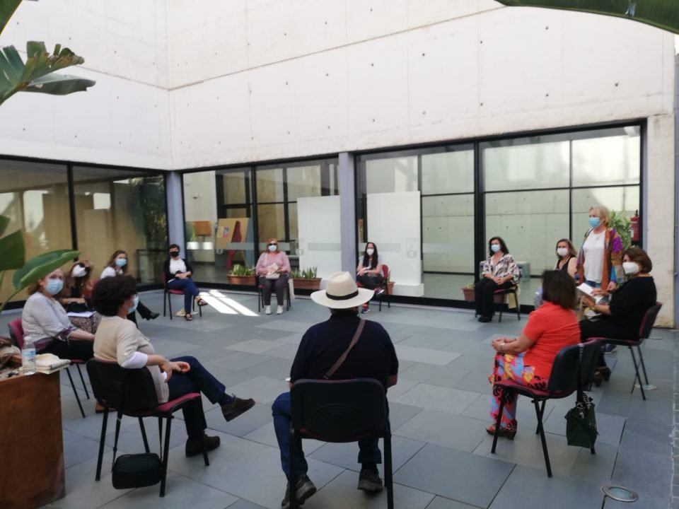 reunión de los clubes de lectura de la biblioteca en la almona patio
