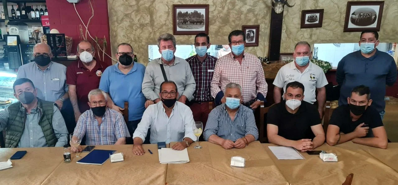 un grupo de aficionados