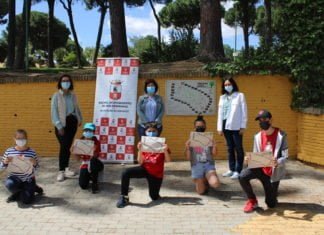 Prueba de orientación para toda la familia en el parque forestal prueba de orientación