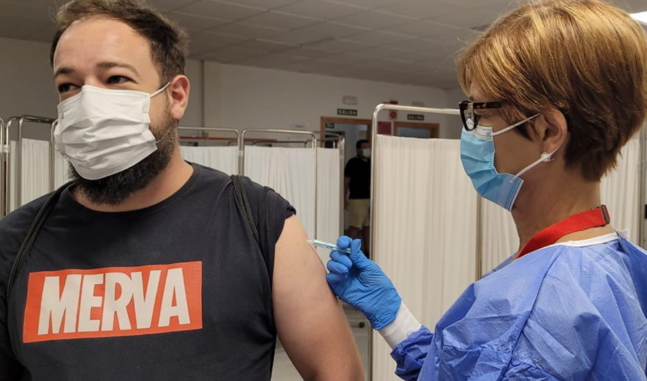 Andalucía continúa bajando esta semana el corte de vacunación contra el Coronavirus, esta vez para las personas con 24 y 23 años