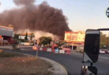 Gran nube de humo por un incendio en el polígono de Fuente del Rey