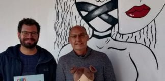 Dos profesores presentan el cuento ‘Coopi y la fiesta del color’ dos profesores