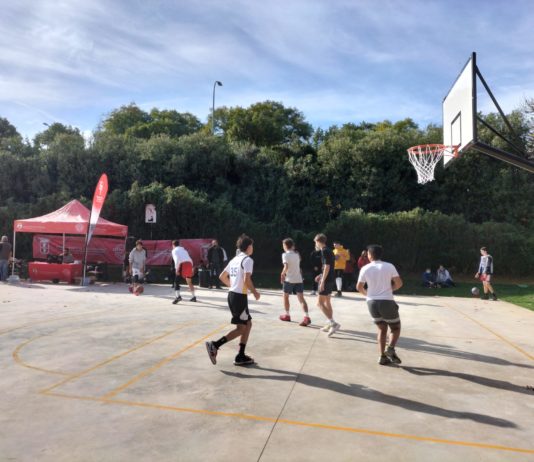 Nueva pista de baloncesto en el Parque de los Pinos nueva pista de baloncesto