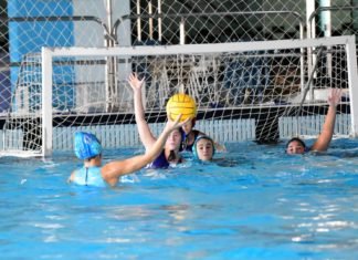 Paso atrás de las chicas del Waterpolo Dos Hermanas paso atrás