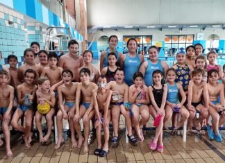Los equipos de base del waterpolo mantienen el pulso equipos de base