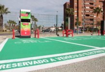 Cargador de vehículos eléctricos en el aparcamiento de Condequinto cargador