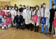 Pediatría del Hospital de Valme recibe material didáctico de los bomberos pediatría