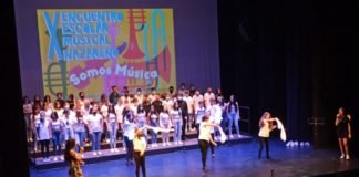 Recta final del X Encuentro Escolar Musical Nazareno en el teatro recta final