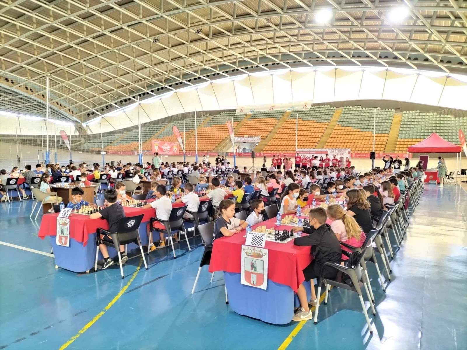 600 escolares
