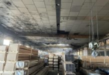 Aparatoso incendio en una nave de aluminios de la Nacional IV aparatoso