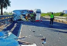 Fallece un hombre en un accidente entre un camión y una autocaravana fallece