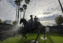 El monumento del jinete y la flamenca, en fase de mantenimiento monumento del jinete y la flamenca