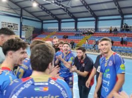 Imagen muy seria y ordenada de los chicos del BM Montequinto imagen muy seria