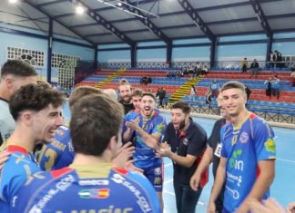 Imagen muy seria y ordenada de los chicos del BM Montequinto imagen muy seria