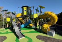 Ultimando los trabajos de los nuevos juegos infantiles de los parques municipales ultimando