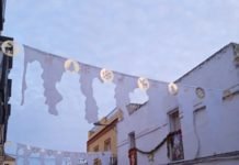 Guirnaldas de guata blanca decoran la calle Divina Pastora guirnaldas
